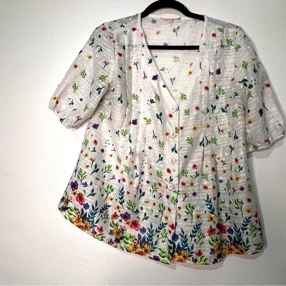 Solitaire short-sleeved eyelet floral top, buttoned front, Sz S. Preowned. EUC. - Picture 1 of 8